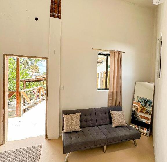 חדר סטנדרט לשלושה עם חדר אמבטיה משוף, Bella S Backpackers Hostel