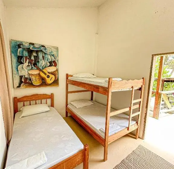 اتاق استاندارد سه تخته با سرویس بهداشتی مشترک, Bella S Backpackers Hostel