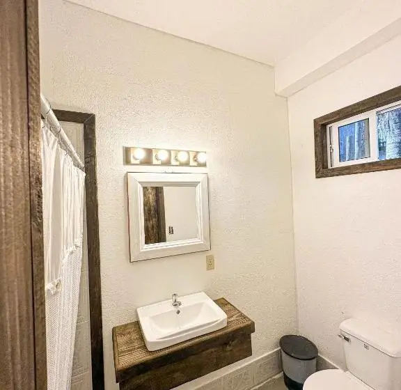 اتاق لوکس سه تخته, Bella S Backpackers Hostel