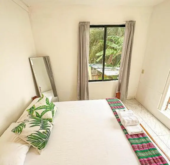 اتاق لوکس با بالکن, Bella S Backpackers Hostel
