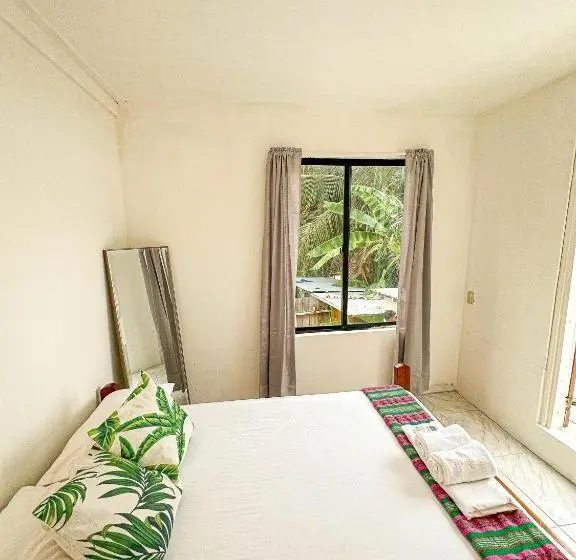 اتاق لوکس با بالکن, Bella S Backpackers Hostel