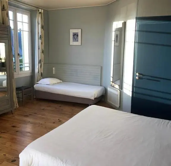 バルコニー付きスタンダードトリプルルーム, Hôtel De La Poste Piriac Sur Mer
