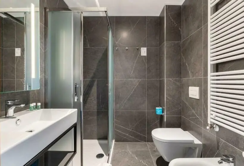 اتاق استاندارد سه نفره, B&B Hotel Brescia