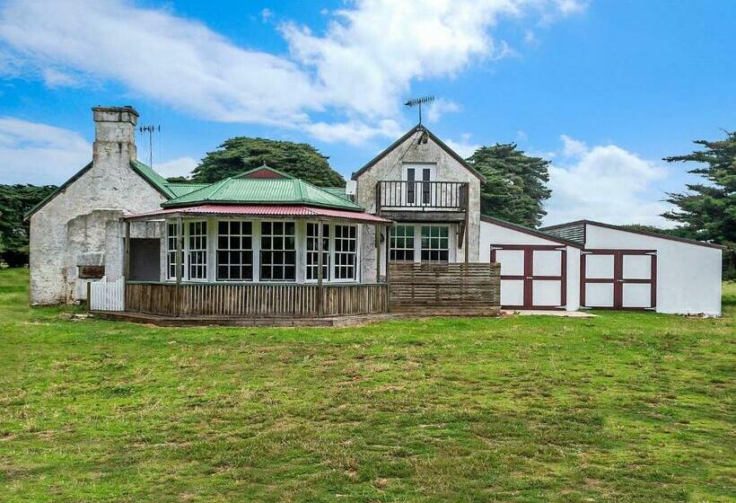 ファミリールーム, The Stables