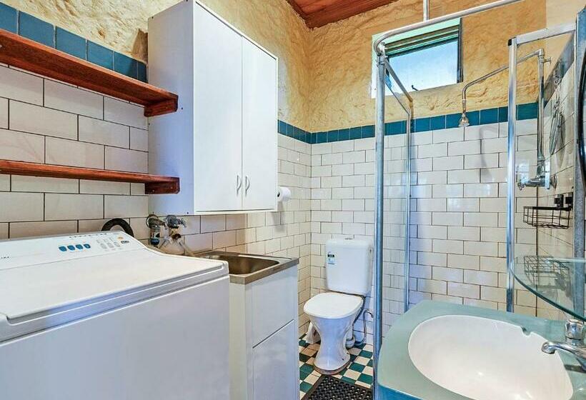 ファミリールーム, The Stables