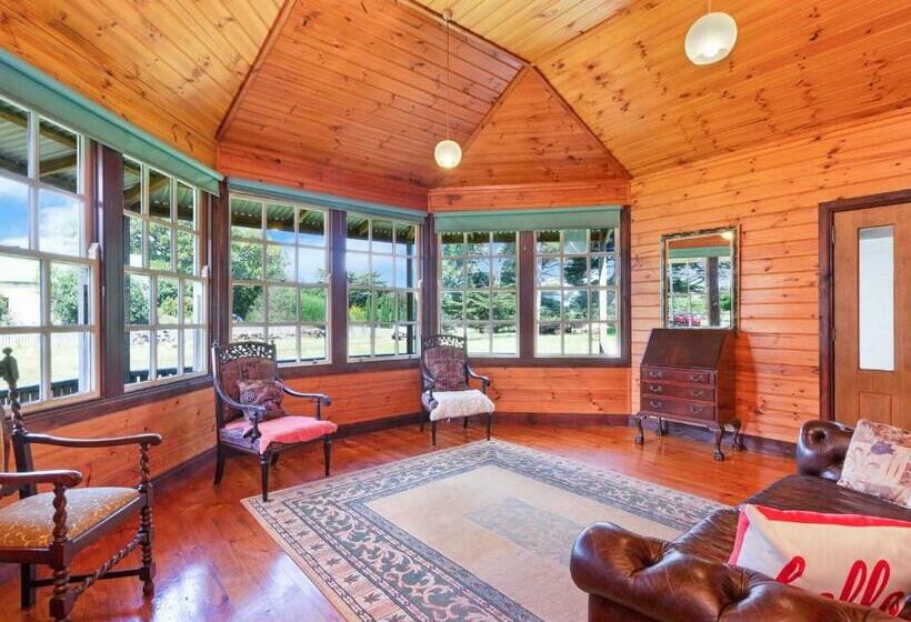 ファミリールーム, The Stables