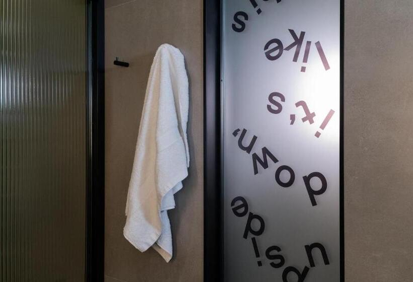 اتاق لوکس با چشمانداز شهر, Chic & Basic Gravity