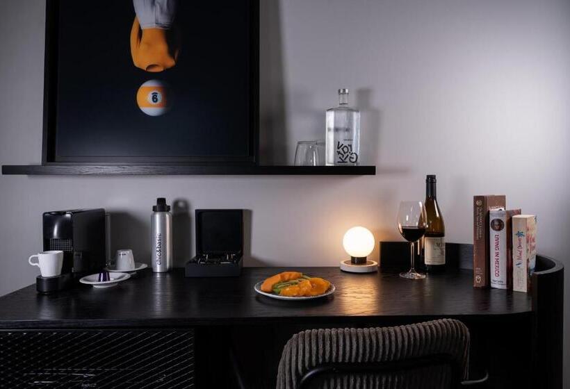 اتاق لوکس با چشمانداز شهر, Chic & Basic Gravity