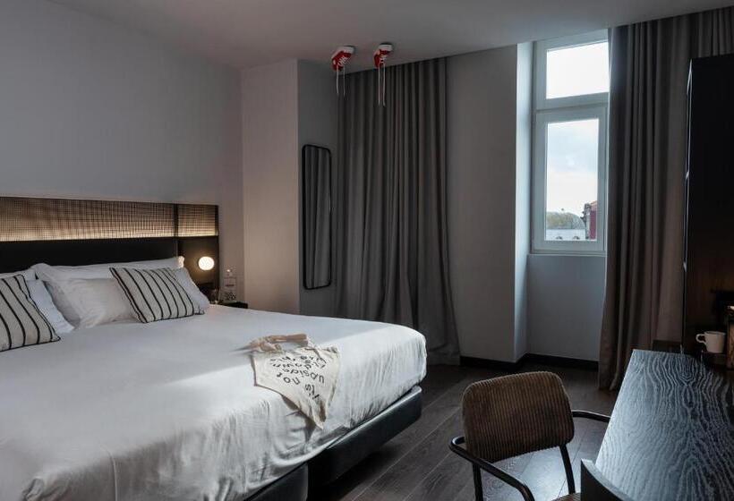 اتاق لوکس با چشمانداز شهر, Chic & Basic Gravity