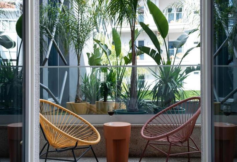 اتاق لوکس با چشمانداز باغ, Chic & Basic Gravity