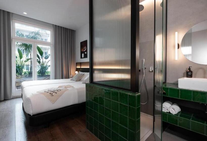 اتاق لوکس با چشمانداز باغ, Chic & Basic Gravity