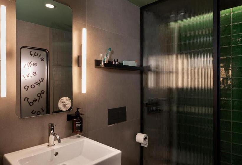 اتاق ساده با بالکن, Chic & Basic Gravity