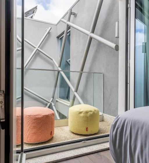 اتاق ساده با بالکن, Chic & Basic Gravity