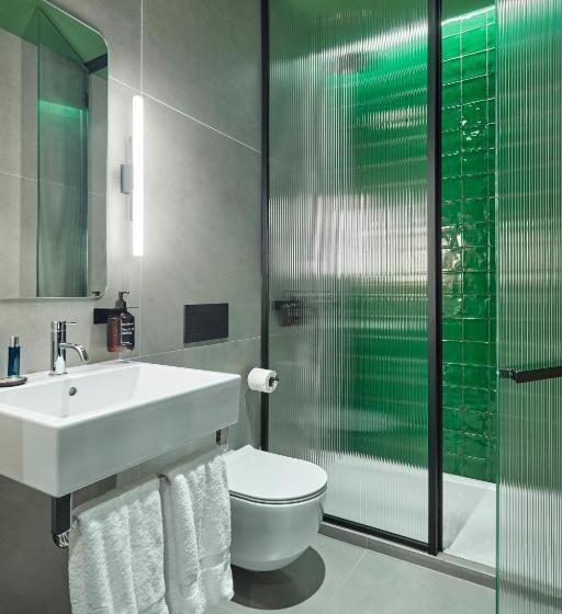 اتاق ساده با بالکن, Chic & Basic Gravity