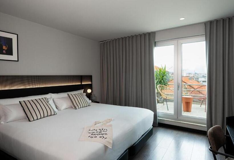 اتاق لوکس با چشمانداز شهر, Chic & Basic Gravity