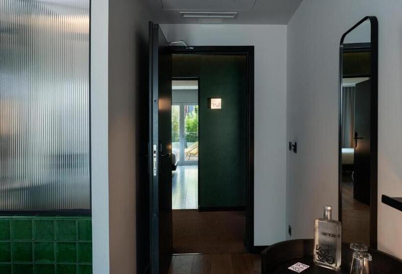 اتاق خانوادگی, Chic & Basic Gravity