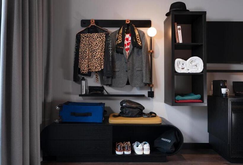 اتاق خانوادگی, Chic & Basic Gravity