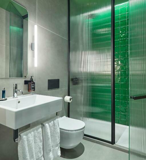 اتاق لوکس با چشمانداز شهر, Chic & Basic Gravity