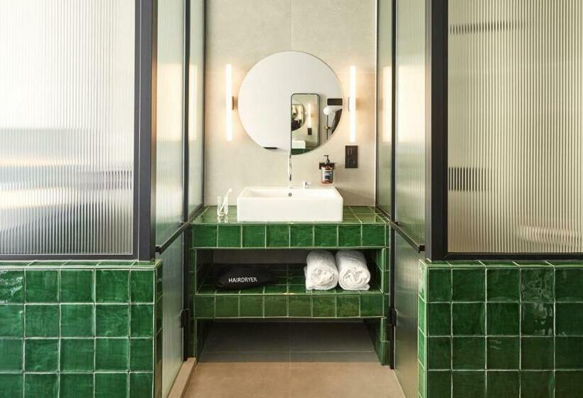 اتاق لوکس با چشمانداز شهر, Chic & Basic Gravity