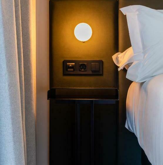 اتاق لوکس با چشمانداز باغ, Chic & Basic Gravity