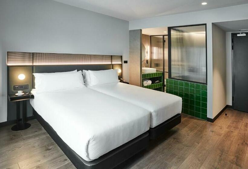 اتاق خانوادگی, Chic & Basic Gravity