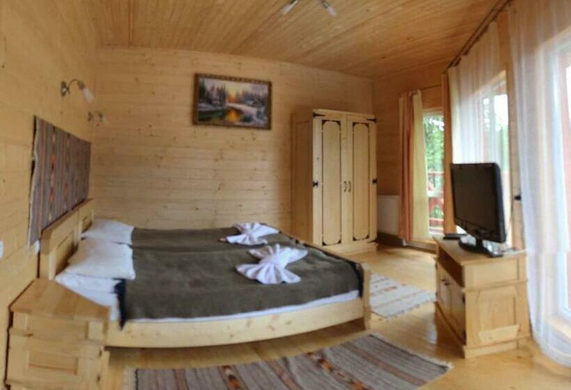 خانه 4 خوابه, під каштаном