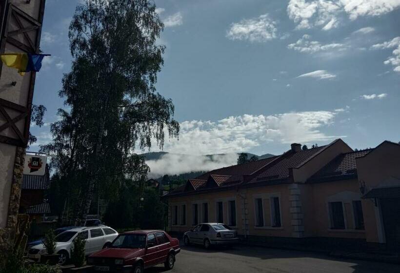 خانه 4 خوابه, під каштаном