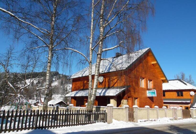 خانه 4 خوابه, під каштаном