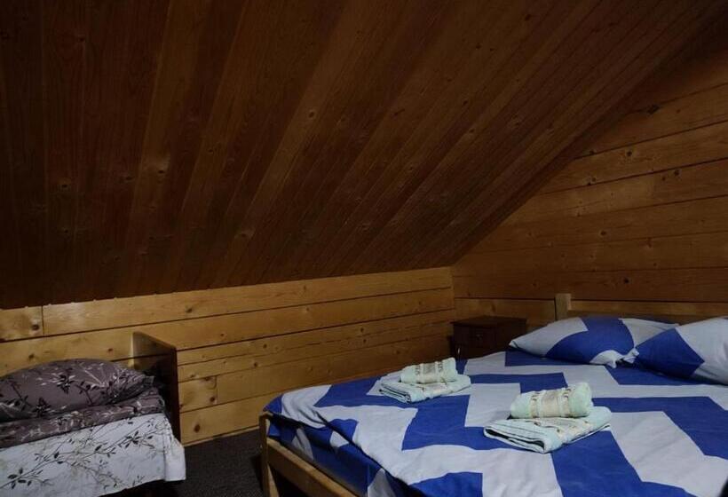Номер Стандарт Трехместный, садиба гуцульський двір