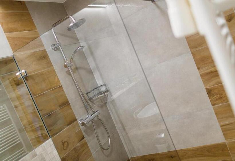 חדר סטנדרט לשלושה עם מרפסת, Restaurace A Penzion Pod Lipami Metylovice