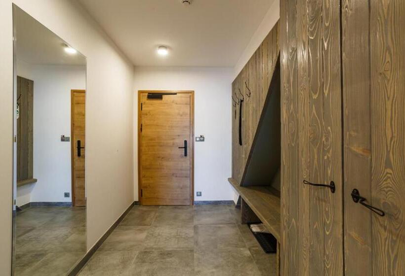 带阳台的三人标准间, Restaurace A Penzion Pod Lipami Metylovice