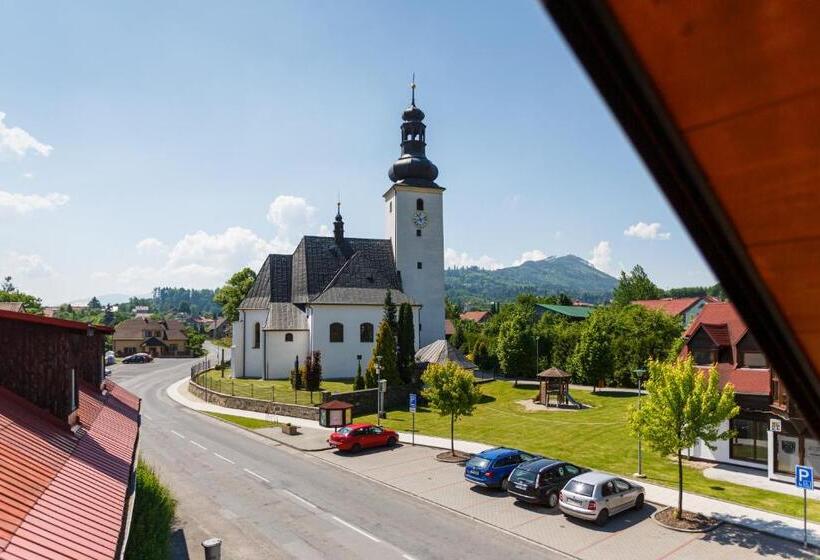 חדר לארבעה סטנדרטי עם מרפסת, Restaurace A Penzion Pod Lipami Metylovice