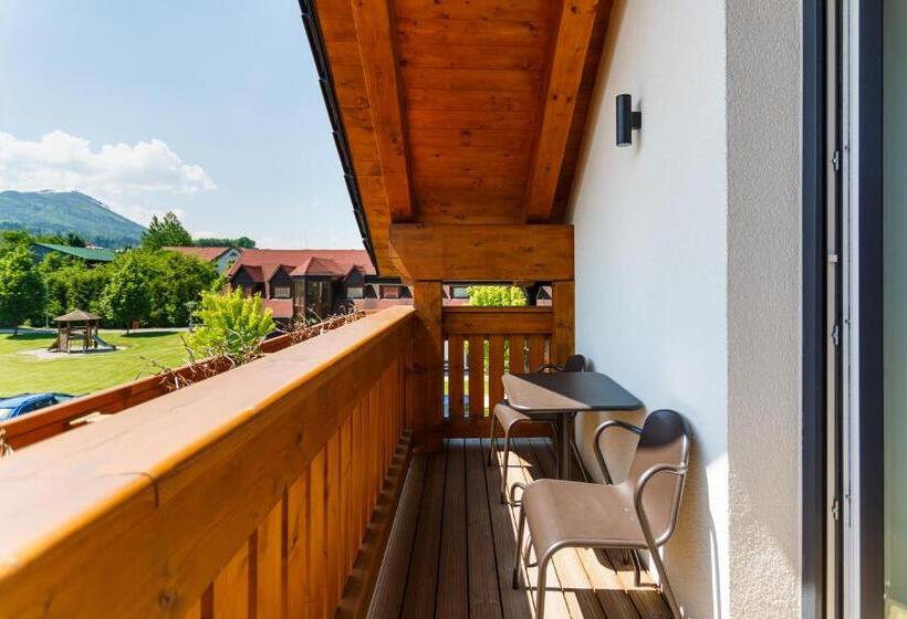 חדר לארבעה סטנדרטי עם מרפסת, Restaurace A Penzion Pod Lipami Metylovice