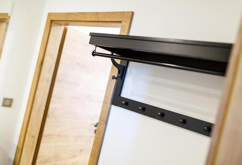 חדר לארבעה סטנדרטי עם מרפסת, Restaurace A Penzion Pod Lipami Metylovice