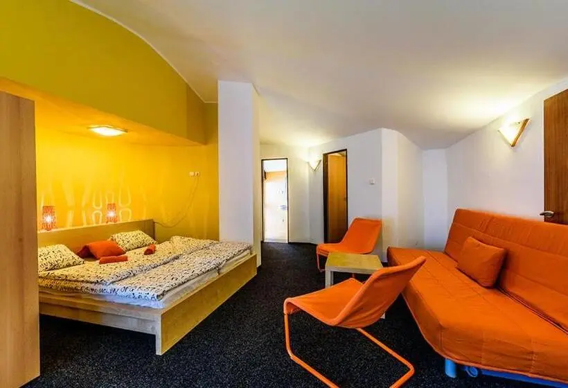 スタンダードルーム, Hostel Příběh