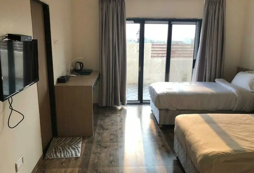 Chambre Triple Economy, Sharanam
