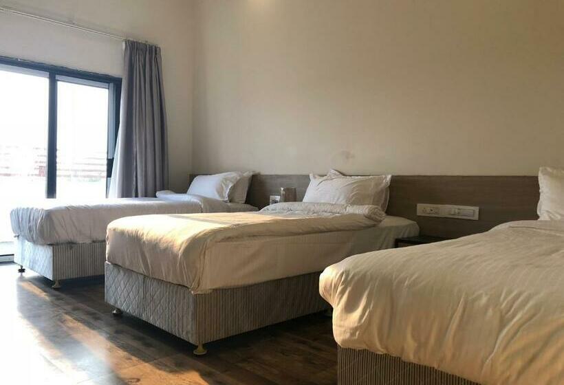 חדר אקונומי לשלושה, Sharanam