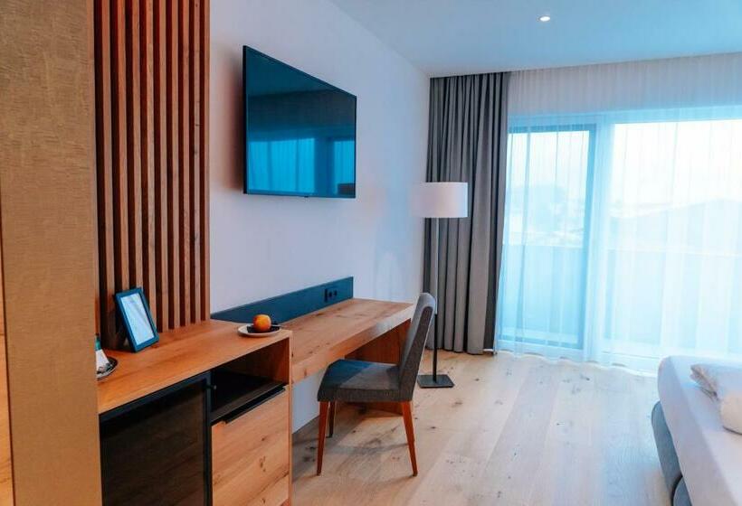 غرفة قياسية مزوَّدة بشُرفة, Patrix Hotel, Restaurant, Bar