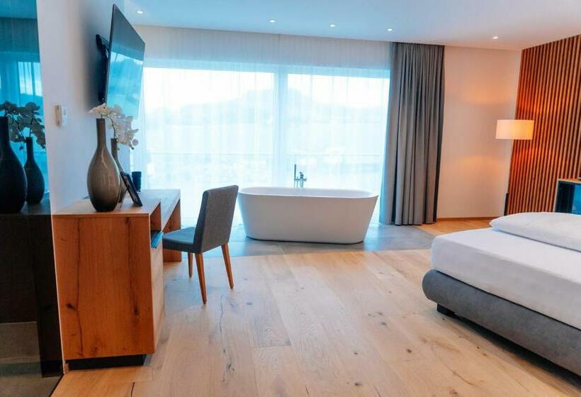 جناح جونيور ديلوكس, Patrix Hotel, Restaurant, Bar