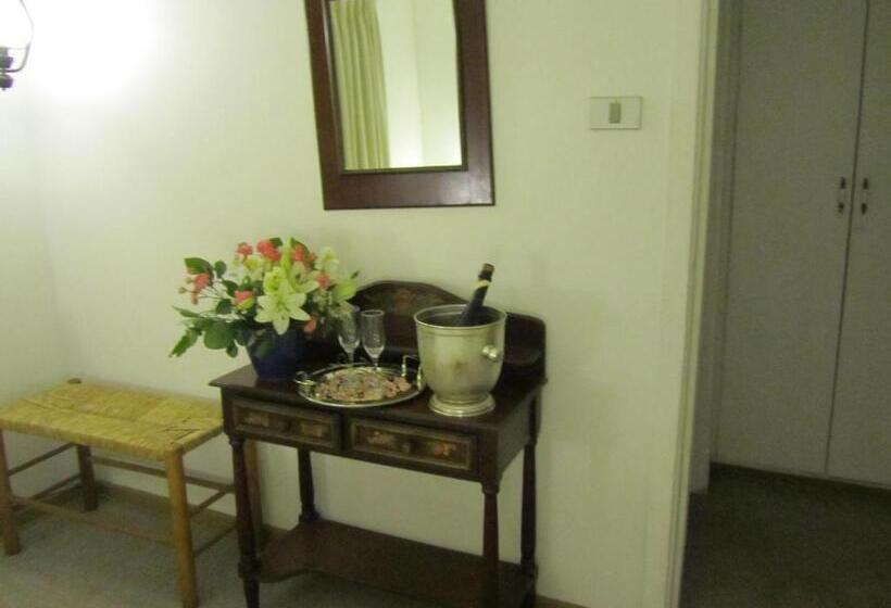 דירת חדר, Hacienda Santa Clara