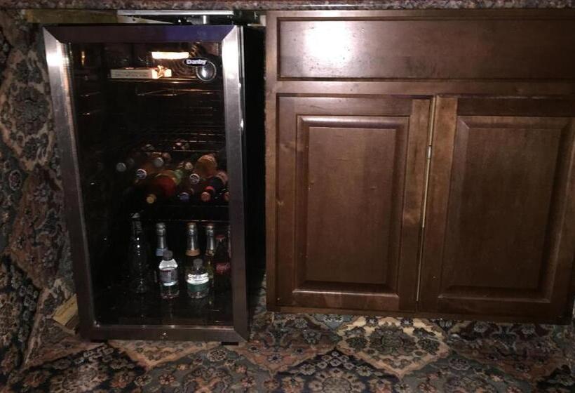 סוויטה, Tradewinds Airport