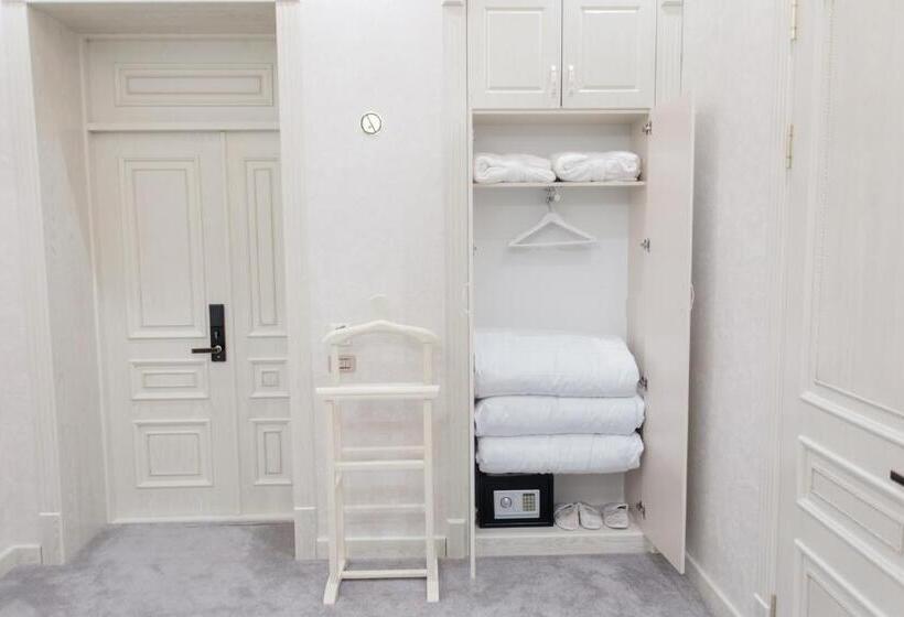 デラックストリプルルーム, Shaxzoda Elite