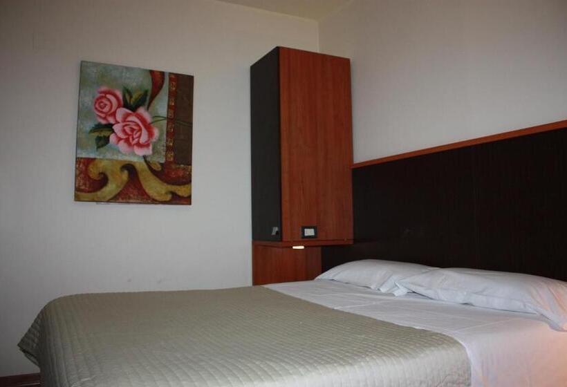 חדר אקונומי לשלושה, Monti Azzurri