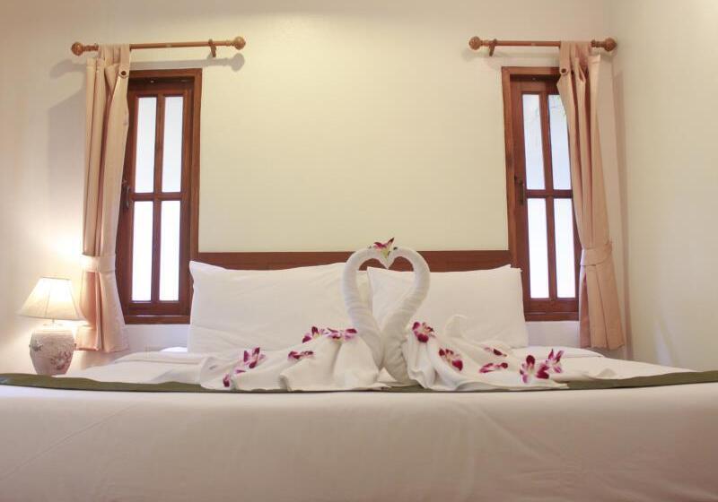 חדר דלוקס, Bangtao Village Resort   Sha