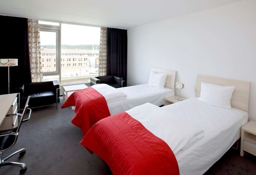 غرفة قياسية, The Note