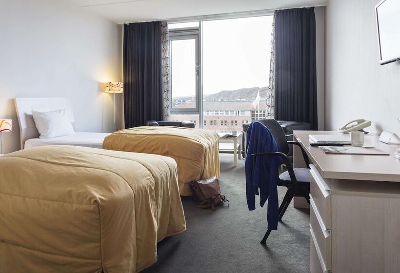 غرفة عائلية, The Note