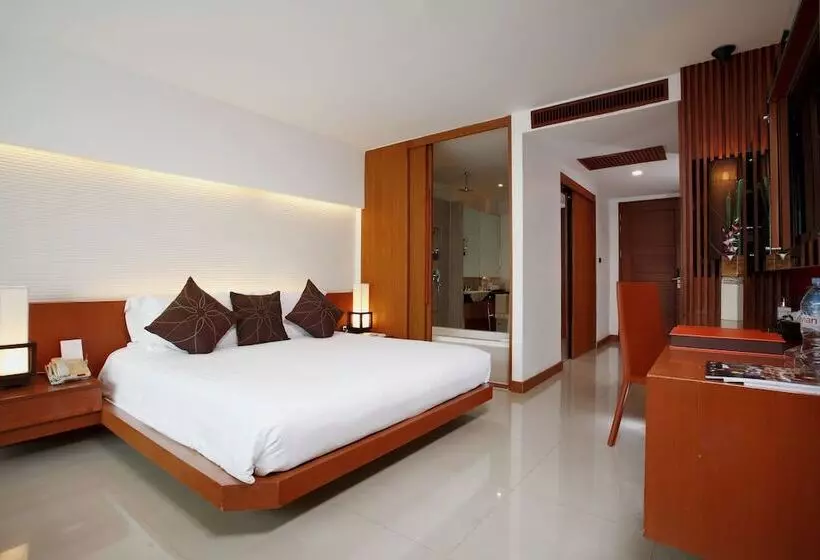 プールの見えるデラックスルーム, La Flora Resort Patong