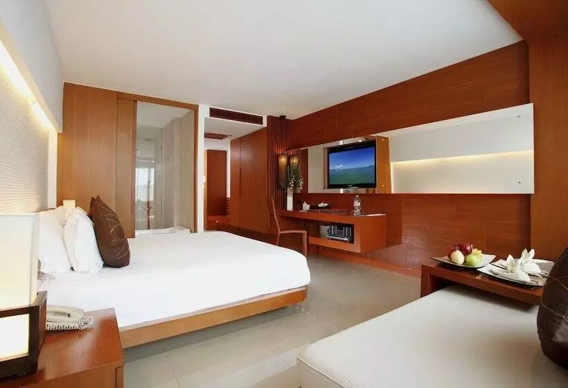 プールの見えるデラックスルーム, La Flora Resort Patong
