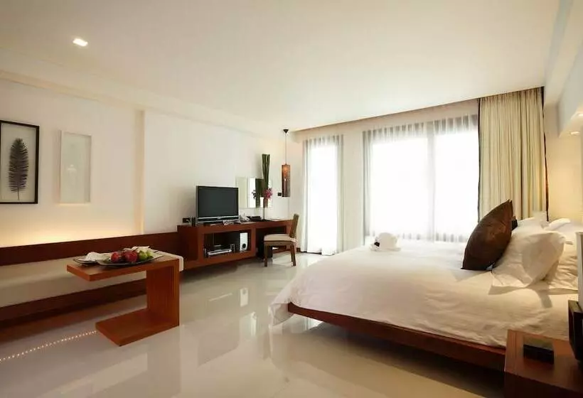 プールの見えるデラックスルーム, La Flora Resort Patong