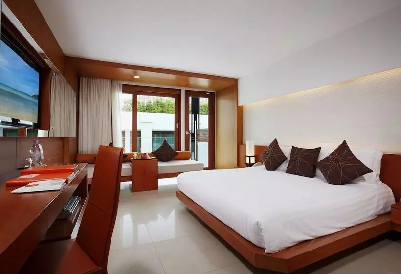 プールの見えるデラックスルーム, La Flora Resort Patong
